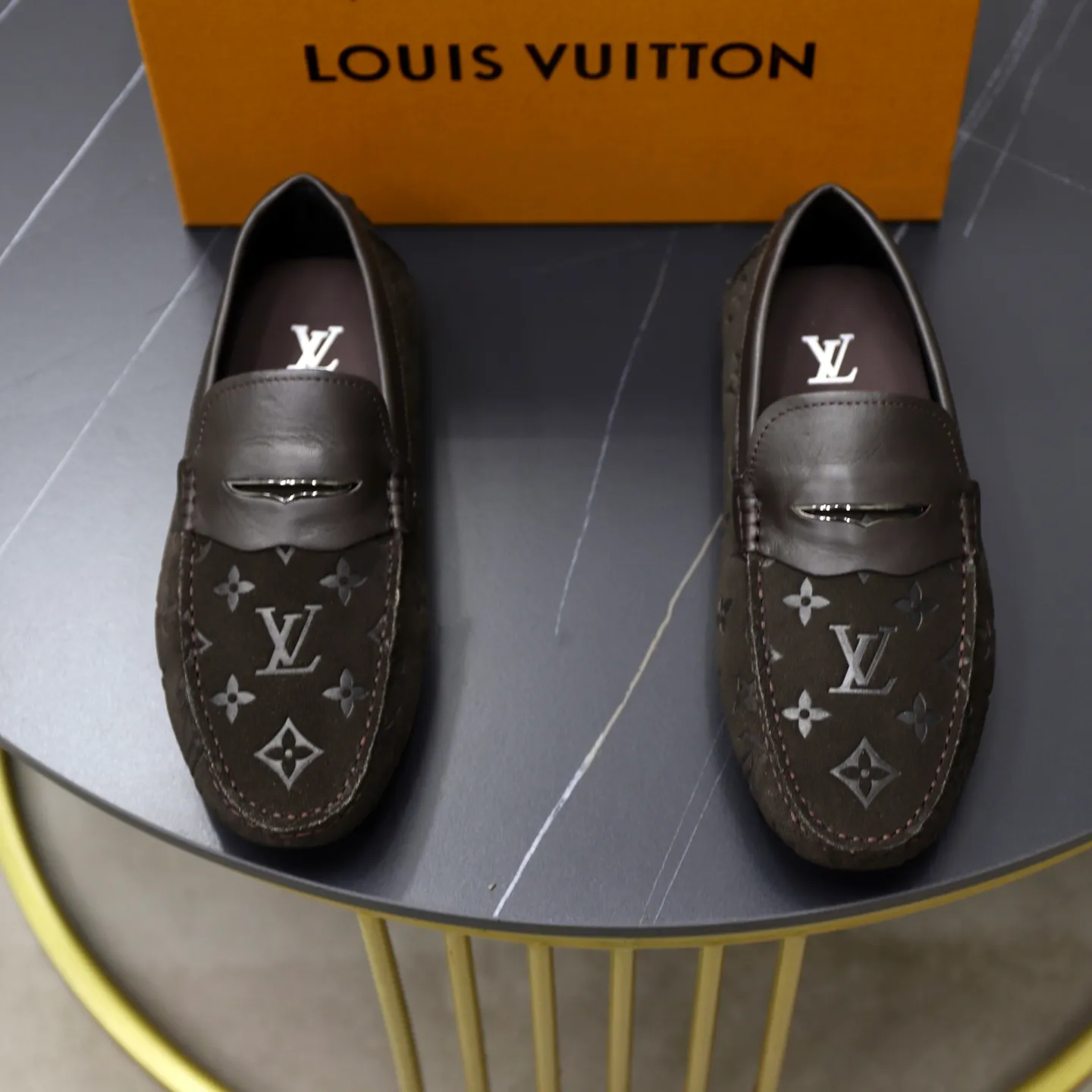 Ex-factory price: 480💰【LV】Louis Vuitton ⚠️High-end men’s driving and pedal series ⚠️38-44 (customized for 45) ⚠️All original cowhide leather! Thick and soft! Made entirely of calfskin lining! Rubber sheet anti-slip beanie sole! Three-dimensional package technology! Fashionable and classic! Handicrafts! Original high quality! Feel free to compare!